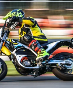 a bike Sur-Ron Storm Bee rider try test